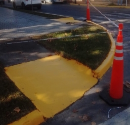 👷♂️👷Trabajamos en la pintura y mantenimiento de los cordones, ochavas y rampas en avenida Mitre